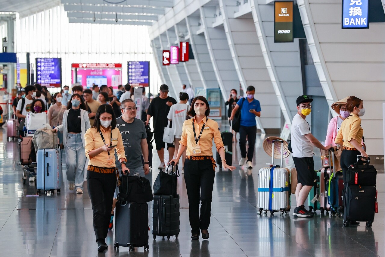 疫情趨緩後出國旅遊的人潮增加，卻也衍生不少亂象。圖為桃園機場旅客入境畫面。聯合報系資料照／記者黃仲明攝影 