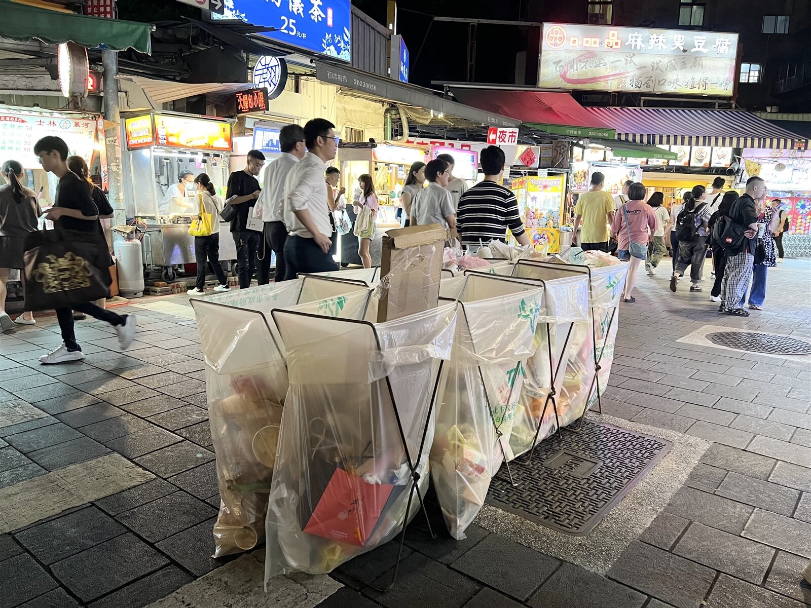 士林夜市增設28個X型垃圾架,方便民眾丟垃圾,提高清運效率。記者林佳彣/攝影