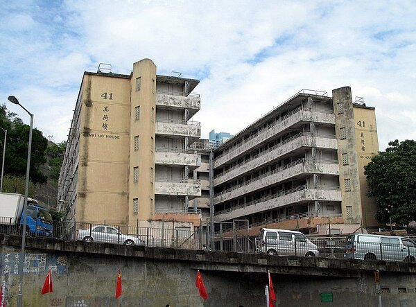 眾所周知香港人稠地窄,商業樓宇和住宅樓宇都建得高、擠得密。香港住宅示意圖/維基百科