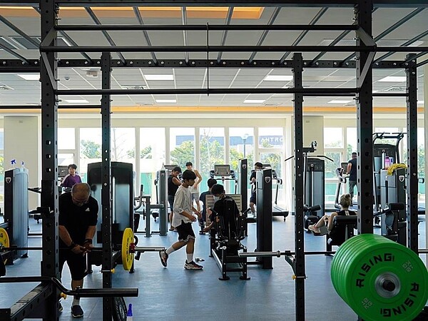 桃園市觀音國民運動中心7月10日啟動試營運,開放免費入場體驗至23日,期間吸引近2萬人次到館運動。(體育局提供/蔡明亘桃園傳真)