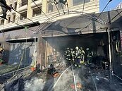 高雄住宅式宮廟車庫竄火舌鞭炮砰砰響　2租戶聽警報逃出