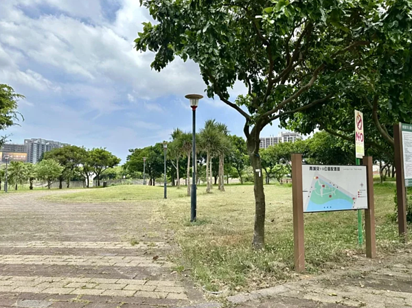 桃園中壢青埔位在老街溪河岸旁洽溪路上的兒十公園目前空蕩蕩,地方盼增建共融式遊具。圖/黃崇真提供