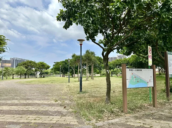 桃園中壢青埔位在老街溪河岸旁洽溪路上的兒十公園目前空蕩蕩，地方盼增建共融式遊具。圖／黃崇真提供