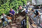 垃圾瀑布掰了！嘉義圳南百村民頂烈日　狂清10噸垃圾