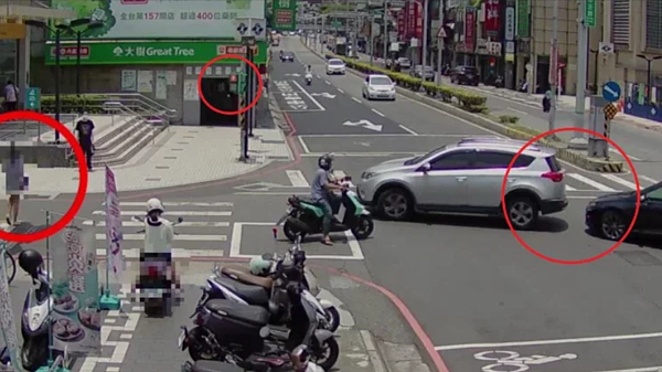 藍姓男子因停讓違規闖紅燈的女子先行,遭後方來車追撞,警方正循線追查女子到案說明依法究處。記者曾伯愷/翻攝