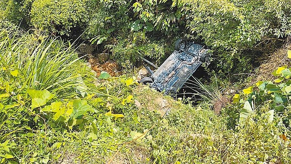 新北市貢寮區桃源谷步道驚傳墜谷意外，駕駛林女疑倒車不慎，整台車墜落20米深山谷翻覆。林女送醫前已無生命跡象，搶救後仍宣告不治。圖／新北市消防局提供