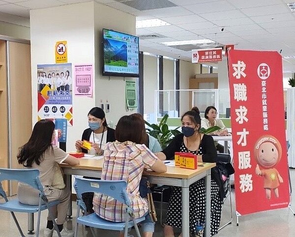 臺北市就業服務處自7月25日至7月28日邀集24家國內知名企業舉辦現場徵才活動,共釋出1177個工作機會,月薪最高61K。圖/台北市政府提供