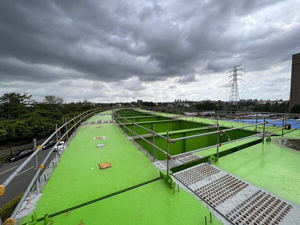 桃園市政府力拚捷運綠線延伸至中壢的綜合規畫案,8月再送交通部時能直接過關。圖為捷運綠線八德往中壢方向鋼構工程。圖/桃園市捷運工程局提供