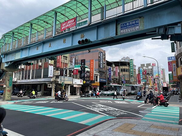服務25年的三重正義陸橋於22日清晨拆除,以上為拆除前的街景。圖/新北市政府工務局提供