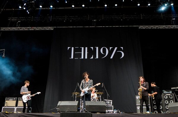 英國樂團「The 1975」主唱馬修希利21日晚間在馬來西亞的音樂節表演期間，發表了有著髒話的演講、攻擊馬國反LGBT法律與親吻貝斯手麥克唐納，隨後就被命令下台。圖／維基百科