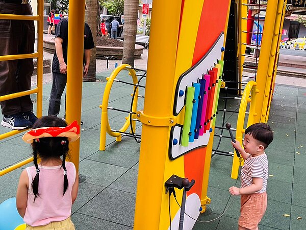 後竹圍公園遊具，音樂板遊戲功能。圖／新北市政府提供