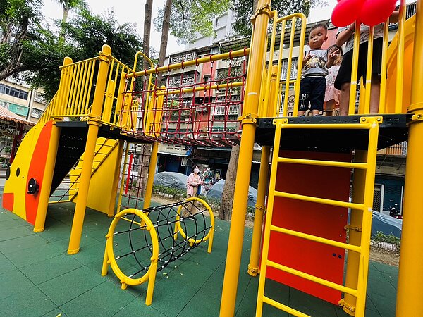 三重後竹圍公園重新啟用，汪汪臘腸狗主題遊具超吸睛。圖／新北市政府提供