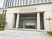 人孔蓋害騎士摔車　台電、桃園市府判賠