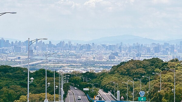 從彰化八卦山東外環道路俯瞰台中市區,鱗次櫛比的大樓與彰化形成強烈對比,也磁吸了彰化的人才與財富。記者劉明岩/攝影