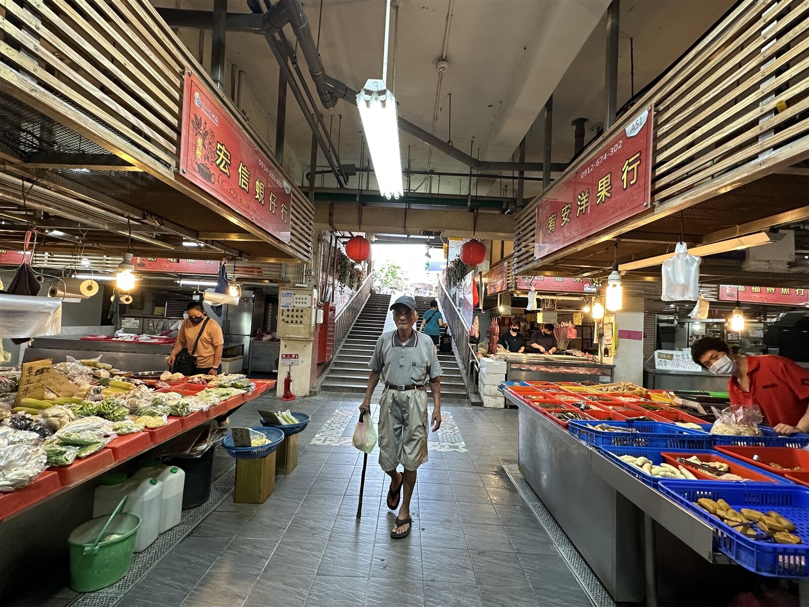 市場華麗轉身 新北市鶯歌公有市場改造後,整體環境變明亮、整潔(圖);二樓美食廣場現有15家營業中,另有3個攤位正招商。記者王慧瑛/攝影