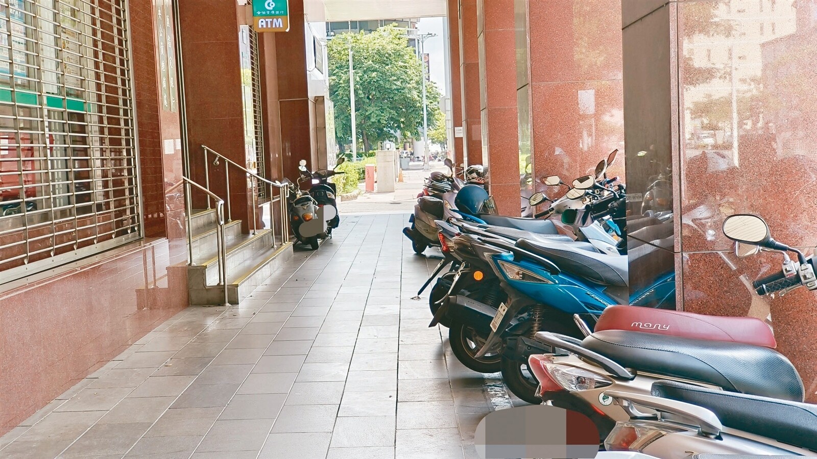 高雄市機車族抱怨，人行道停車空間變少，對於騎樓未畫格可否停車也有疑問。記者卜敏正／攝影 