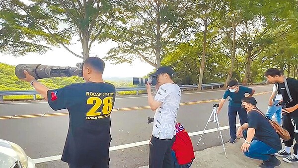 追焦民眾使用的攝影裝備高檔精良,便衣員警則是使用簡易攝影機及腳架。(警方提供/孫英哲彰化傳真)