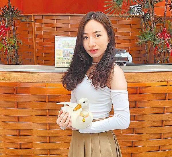 台東鹿鳴酒店近日頭1次出現帶著寵物鴨入住飯店的旅客,飼主黃小姐說,鴨子名叫蛋黃,是個小男生。(鹿鳴酒店提供/蔡旻妤台東傳真)