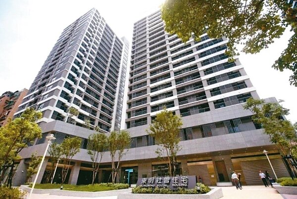 北市府推動青銀換居政策,遭議員質疑成效不佳。圖為北市東明社宅。圖/聯合報資料照片