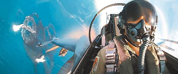 國軍漢光39號演習24日登場,國防部日前釋出「堅定防衛意志,堅實國防戰力」演習前導影片,強調所有軍種、所有單位的弟兄姊妹,都會依戰時狀況演練,從捍衛領空、保衛海疆,再到陸上的國土防衛,海陸空、24小時都不會間斷的決心。(軍聞社)