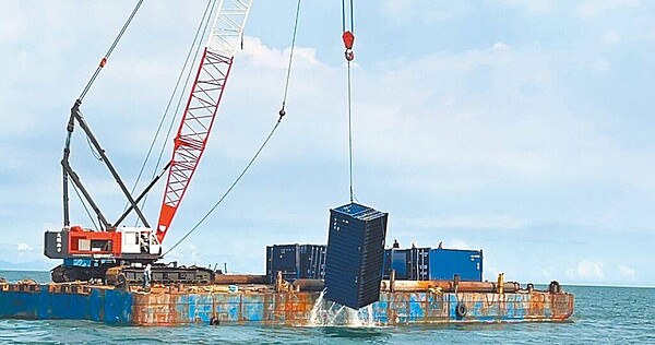 帛琉籍貨櫃船「天使輪」20日在高雄港外海進水沉沒，大量空貨櫃向南漂到屏東沿岸，高雄港務分公司表示，截至23日下午3時已打撈147只貨櫃，目前漂流貨櫃所在區域以南星、大林蒲及林園沿岸海域為主，另外小琉球和東港海域尚有零星貨櫃漂散，目前正在處理中。（圖／高雄港務分公司提供）