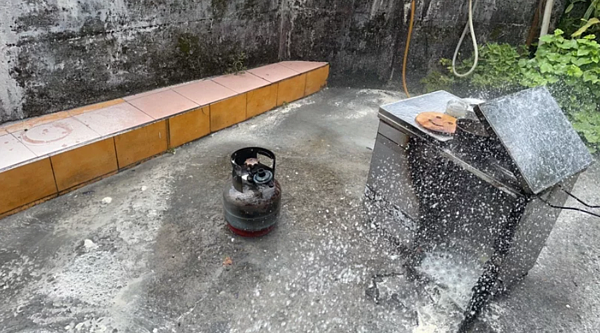 新北市瑞芳區賴姓母女昨天在屋內使用泡茶桌時,疑因瓦斯桶的管線龜裂洩漏,造成整張桌子起火。記者邱瑞杰/翻攝