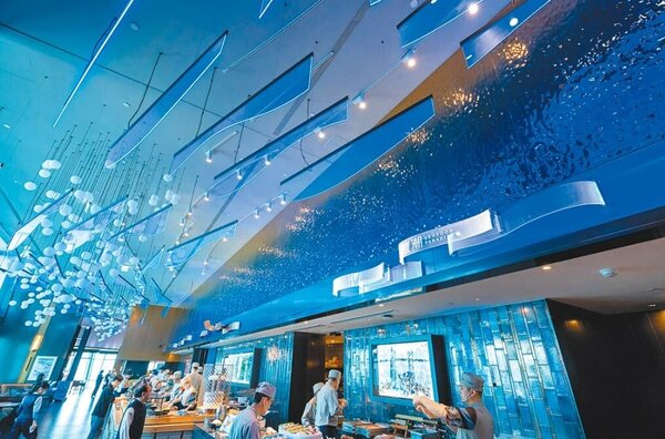 台北101 86樓「饗A Joy」空間設計結合台灣地貌並納入文化意涵，圖為海境裝置藝術「粼粼海之流」。圖／饗A Joy提供（飲酒過量 有礙健康）
