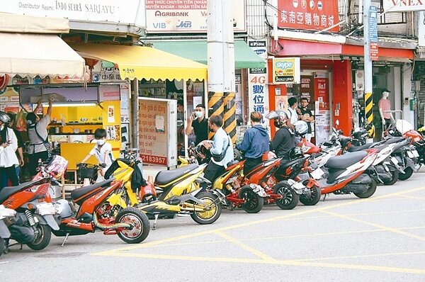桃園火車站後站多為移工商店,市府都發局研擬「大後站計畫」推動住宅區變更為商業區。圖/聯合報資料照片