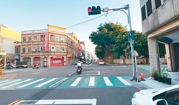 竹北市縣政十三路、光明三路口沒有兩段式左轉標誌牌,雖有待轉區,但不強制機車兩段式左轉。圖/陳凱榮提供