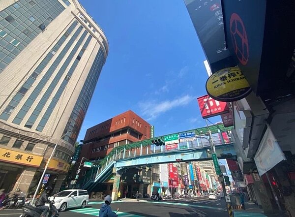 三重正義陸橋位於鬧區，拆前使用率低，樓梯墩柱占據大部分人行道。圖／新北工務局提供
