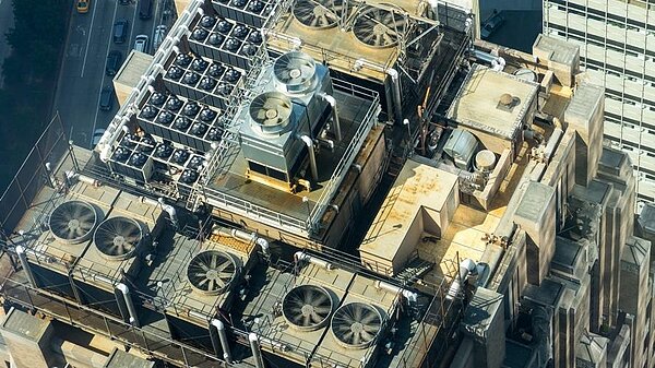 日本不少冷氣室外機是放在地上。(示意圖/取自pexels)