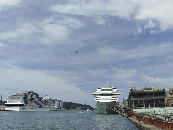 基隆港於7月23日喜迎地中海郵輪地中海榮耀號(左)及歌詩達莎倫娜號(右)雙輪靠泊。