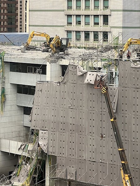 信義區公所舊址外牆鷹架坍塌。圖/好房網News記者翻攝
