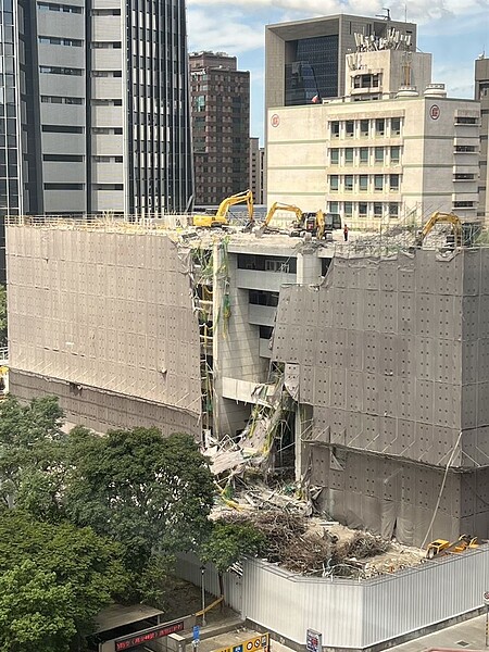 信義區公所舊址外牆鷹架坍塌。圖/好房網News記者翻攝