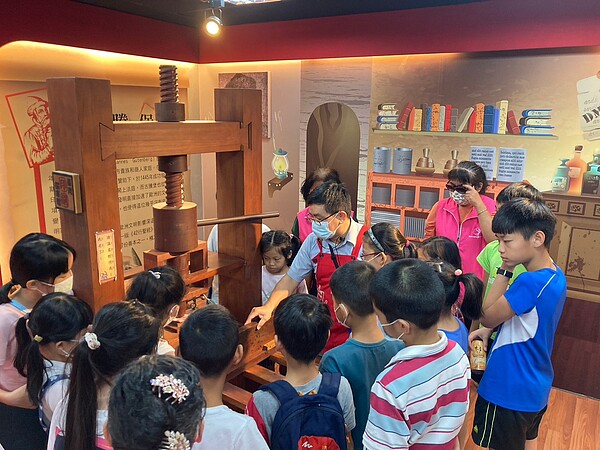 孩子體驗印刷活動。圖/台中市家庭教育中心提供