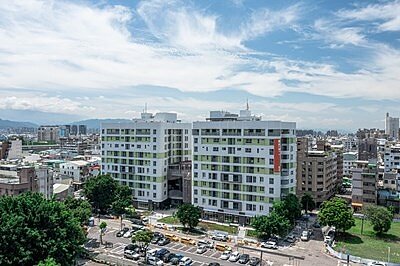 北屯社宅退縮空間與老樹共存。圖/台中市都發局提供