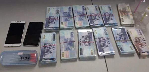 高市刑大警方在涉販毒的何姓男子租屋內搜出海洛因9包、安非他命16包,25包毒品共重25公克,以及90餘萬元贓款等物。記者石秀華/翻攝