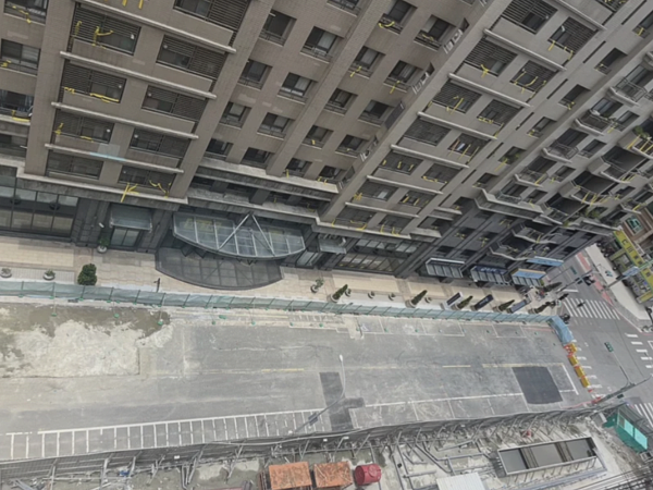 豐邑建設表示,近日會主動將勝利二路北向車道重鋪,莊敬六街全面刨除重鋪。圖/豐邑提供