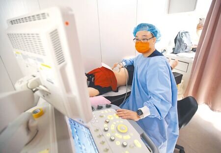 健保署宣布,8月1日起,針對符合條件的晚期肝癌患者,將首次給付免疫療法併用標靶藥品的雙標靶療程,預估約2072人受惠。圖為醫師幫民眾做腹部超音波檢查。(本報資料照片)