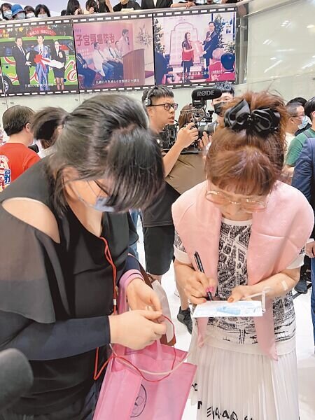 
遠百總經理徐雪芳（右）為民眾簽名寫下祝福。（吳奕萱攝）
