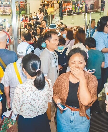 
遠百寶慶店熄燈暫別，也讓部分顧客及員工不捨、頻頻拭淚。（石智中攝）
