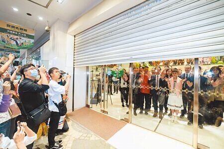 
遠百寶慶店拉下鐵門的最後身影，與顧客揮手淚別。（石智中攝）
