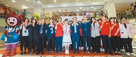 
遠百寶慶店昨（24日）晚間6點正式閉店熄燈，總經理徐雪芳攜手寶慶同仁道別。（石智中攝）
