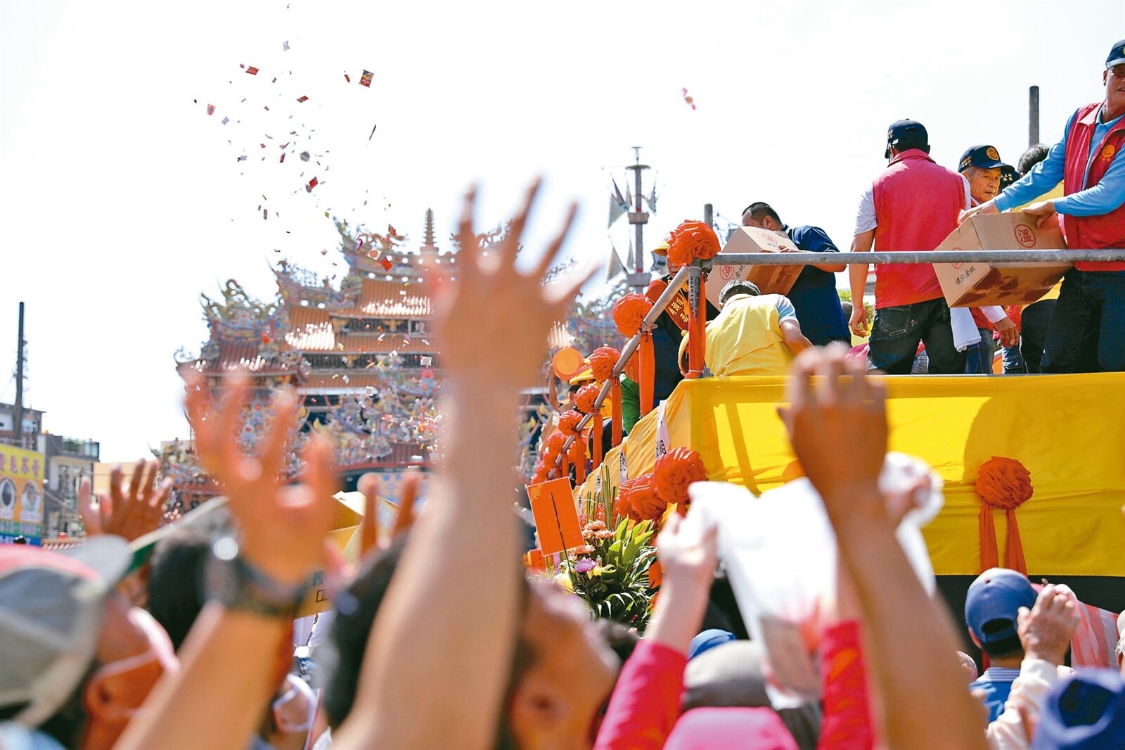 「東港迎王平安祭典」明年登場，昨在東隆宮舉行王船開光點睛儀式，進行「撒糖果、紅包」活動，數百信眾爭相搶接討吉利。記者張已亷／攝影 