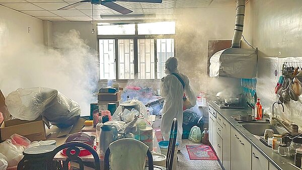 台南本土登革熱確診病例24日累積已達524例，防疫人員立即進行個案居住地及工作地戶內外化學防治作業等防疫措施。（登革熱防治中心提供／洪榮志台南傳真）