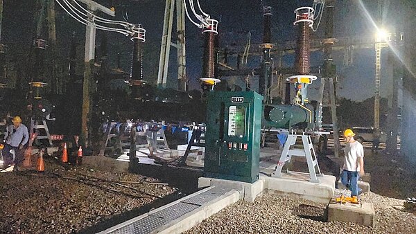 台南市24日下午5點多突然無預警傳出跳電壓降事故,台電表示,此次壓降係因龍崎超高壓變電所開關設備故障。(台電提供/洪榮志台南傳真)