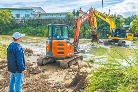 
艾斯巴達公司造成鳳山溪汙染事件，新竹縣府和關西鎮公所聯手調派2輛怪手，挖掘受汙染的底泥。（羅浚濱攝）
