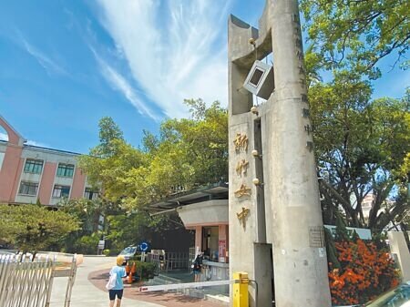 陽明交大24日表示,邀請新竹女中成為附屬高中已由工作小組啟動作業,據了解,未來附中的校名初步暫定為「陽明交大附設新竹女中」。(陳育賢攝)