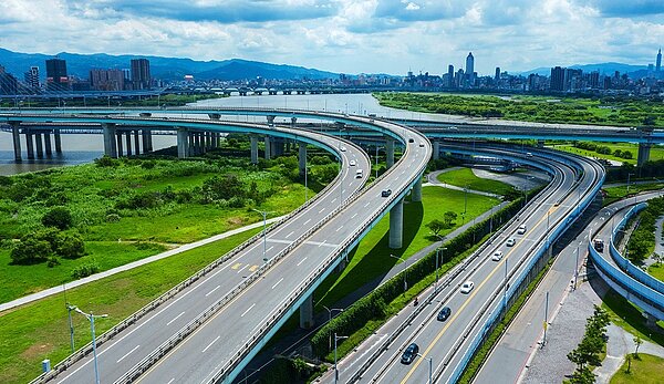 「都廳大院」享有雙國道、八座橋直通雙北,交通四方輻輳。圖/都廳大院提供