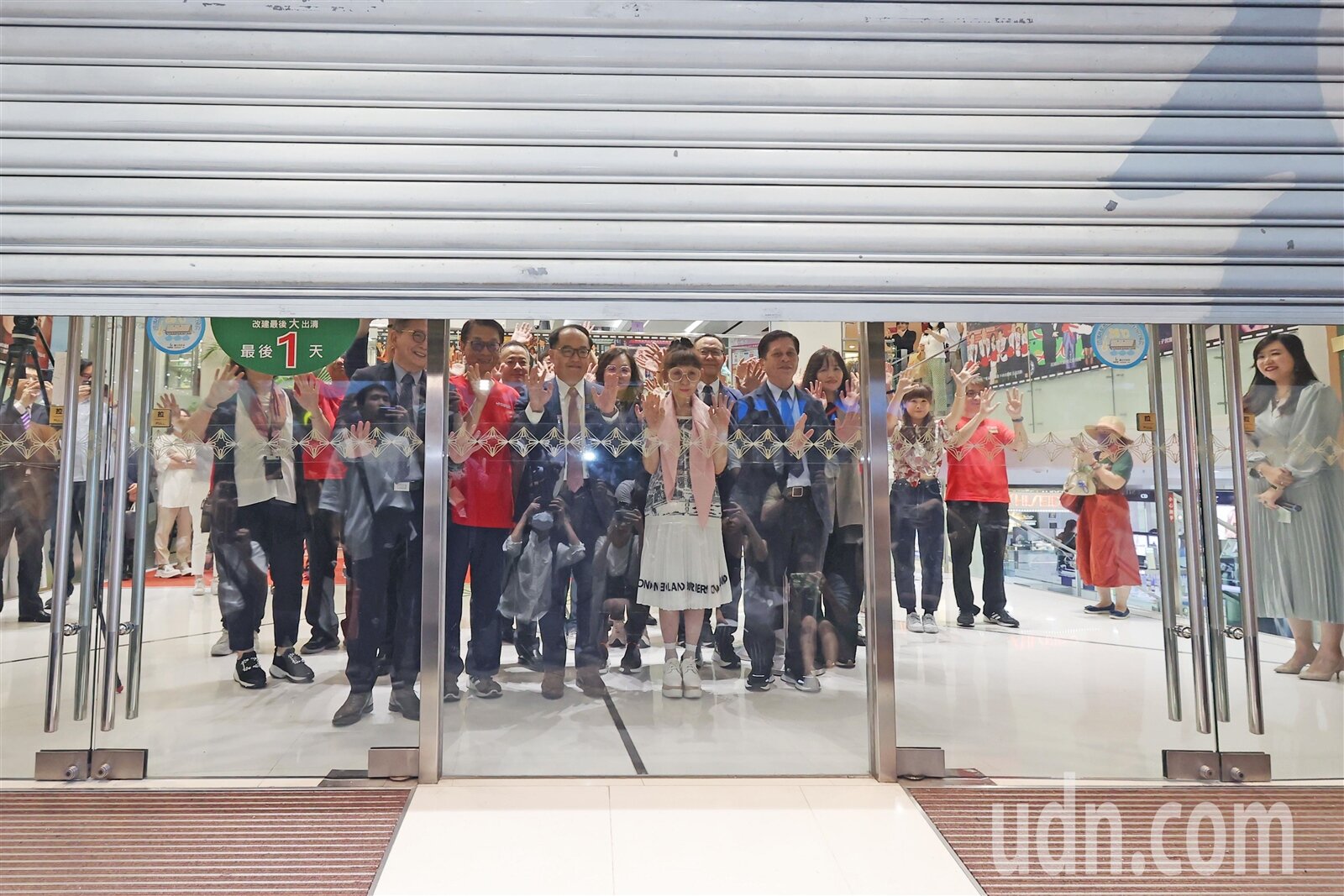 佇立在台北西門町半世紀的遠百寶慶店,將在原地拆除改建,今日是最後營業日舉辦「萬分感謝 真情祝福」活動,在最後營業日這一天,遠百總經理徐雪芳(中)帶領寶慶店全體同仁在最後一名顧客步出大門後,鐵門緩緩降下,徐雪芳與員工站在店內揮手道別。記者許正宏/攝影